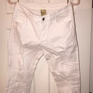 White ripped skinny jean
